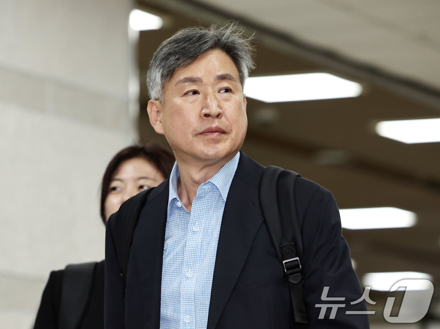 본문 이미지 - 12·3 비상계엄에 가담한 의혹을 받는 김종욱 전 해양경찰청장이 3일 오전 서울 서초구 서울중앙지방법원에서 열리는 구속 전 피의자심문(영장실질심사)에 출석하고 있다. 2026.7.3 ⓒ 뉴스1 구윤성 기자