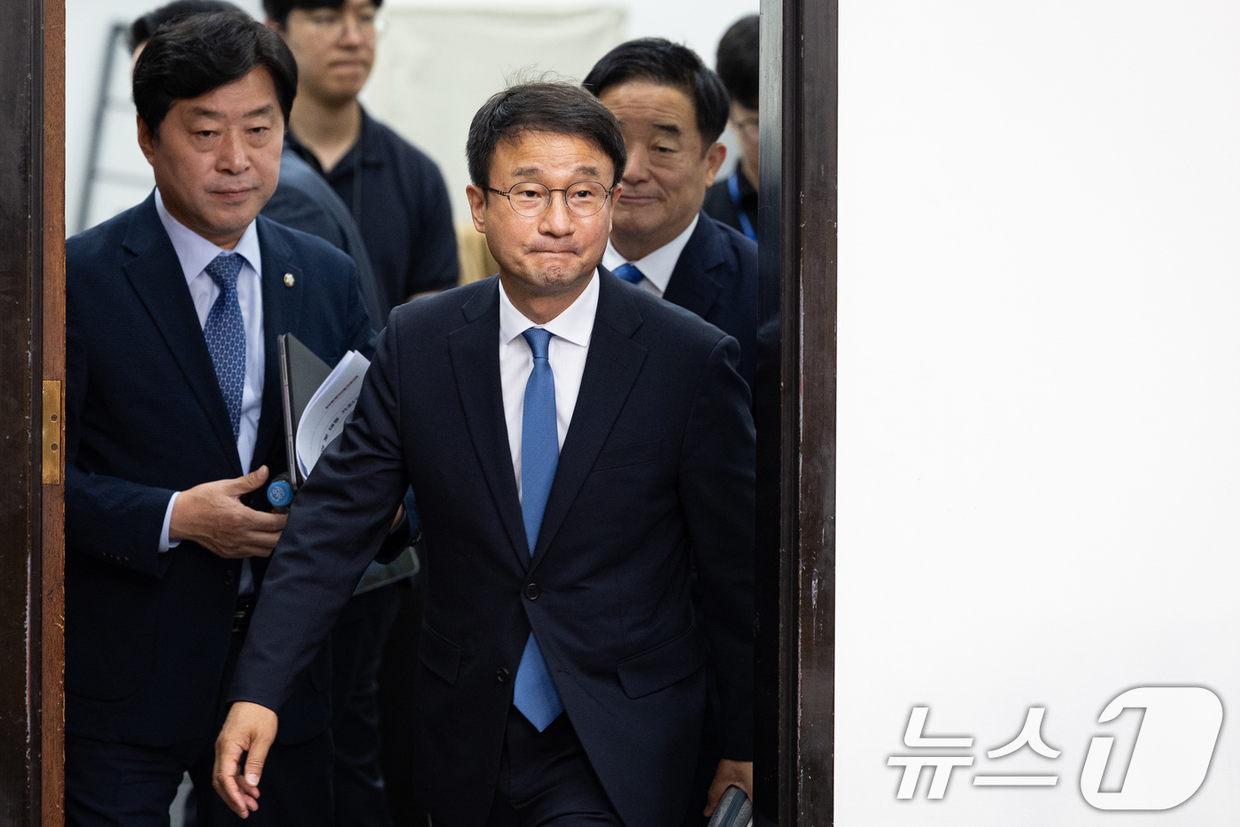 (서울=뉴스1) 유승관 기자 = 한병도 더불어민주당 당대표 직무대행 겸 원내대표를 비롯한 지도부가 3일 서울 여의도 국회에서 열린 최고위원회의에 참석하고 있다. 2026.7.3/뉴 …