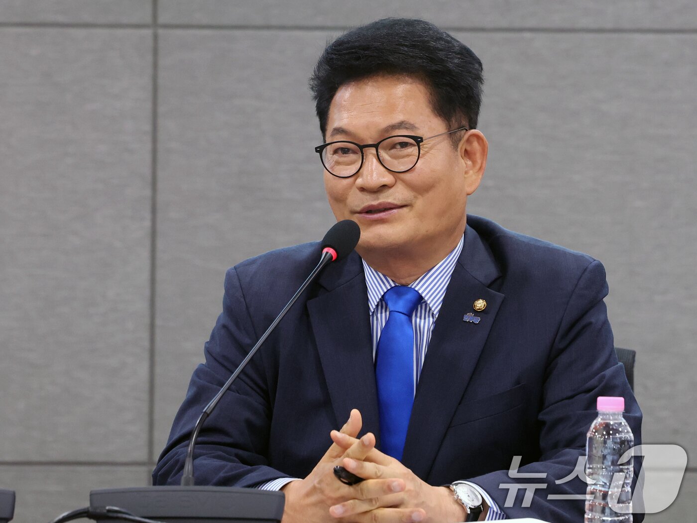 본문 이미지 - 송영길 더불어민주당 의원이 3일 오전 서울 여의도 국회 의원회관에서 열린 '이재명 정부 1년 : 평화·외교·안보 분야 평가와 과제 토론회'에서 인사말을 하고 있다. 2026.7.3 ⓒ 뉴스1 황기선 기자