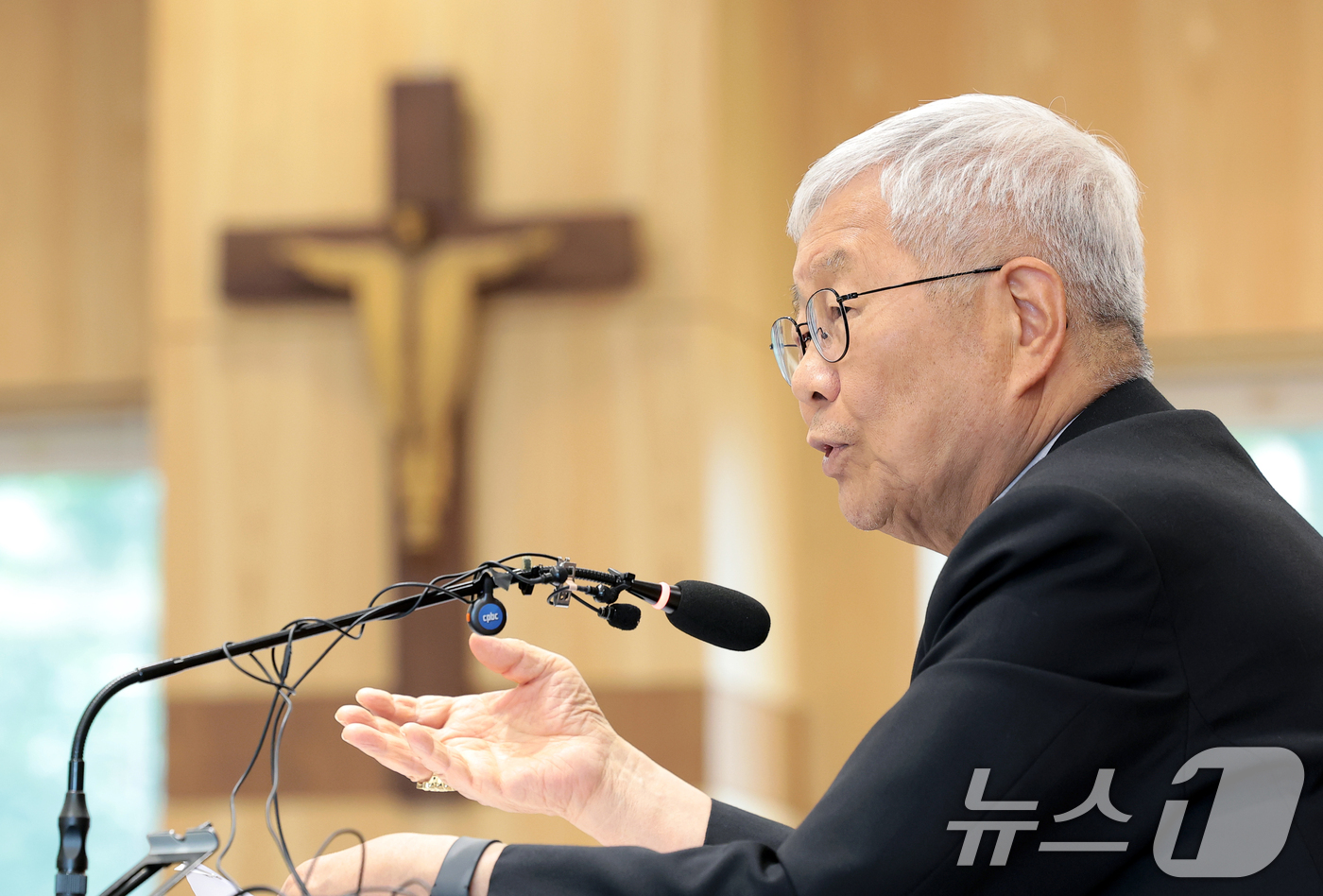 (서울=뉴스1) 권현진 기자 = 교황청 성직자부 장관 유흥식 추기경이 3일 오전 서울 광진구 한국천주교중앙협희회에서 열린 방한 기자간담회에서 취재진 질문에 답하고 있다. 2026. …