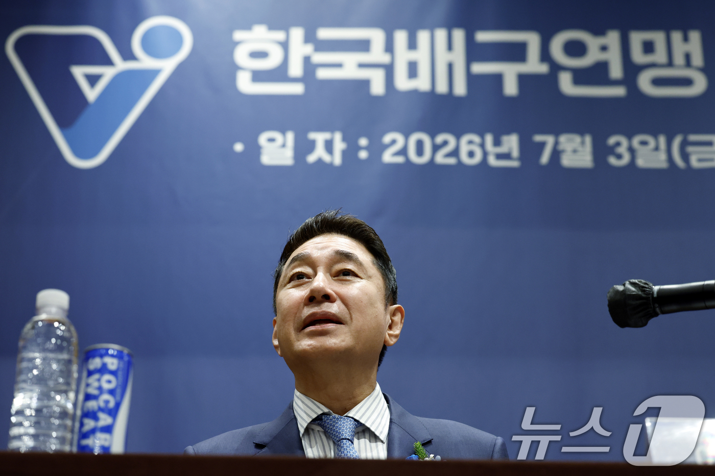 (서울=뉴스1) 박정호 기자 = 이호진 한국배구연맹 신임 총재가 3일 오전 서울시 용산구 그랜드 하얏트 서울  남산 I룸에서 열린 한국배구연맹 총재 이·취임식 기자회견에서 인사말을 …