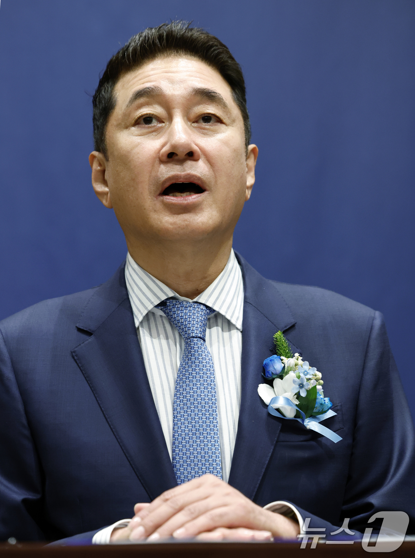 (서울=뉴스1) 박정호 기자 = 이호진 한국배구연맹 신임 총재가 3일 오전 서울시 용산구 그랜드 하얏트 서울  남산 I룸에서 열린 한국배구연맹 총재 이·취임식 기자회견에서 인사말을 …