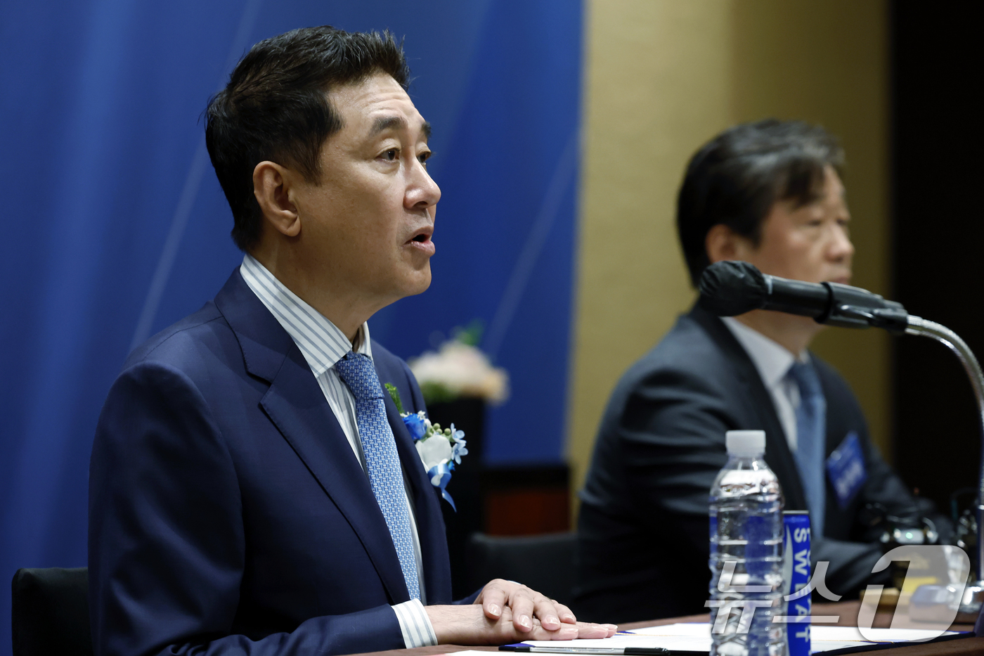 (서울=뉴스1) 박정호 기자 = 이호진 한국배구연맹 신임 총재가 3일 오전 서울시 용산구 그랜드 하얏트 서울  남산 I룸에서 열린 한국배구연맹 총재 이·취임식 기자회견에서 인사말을 …