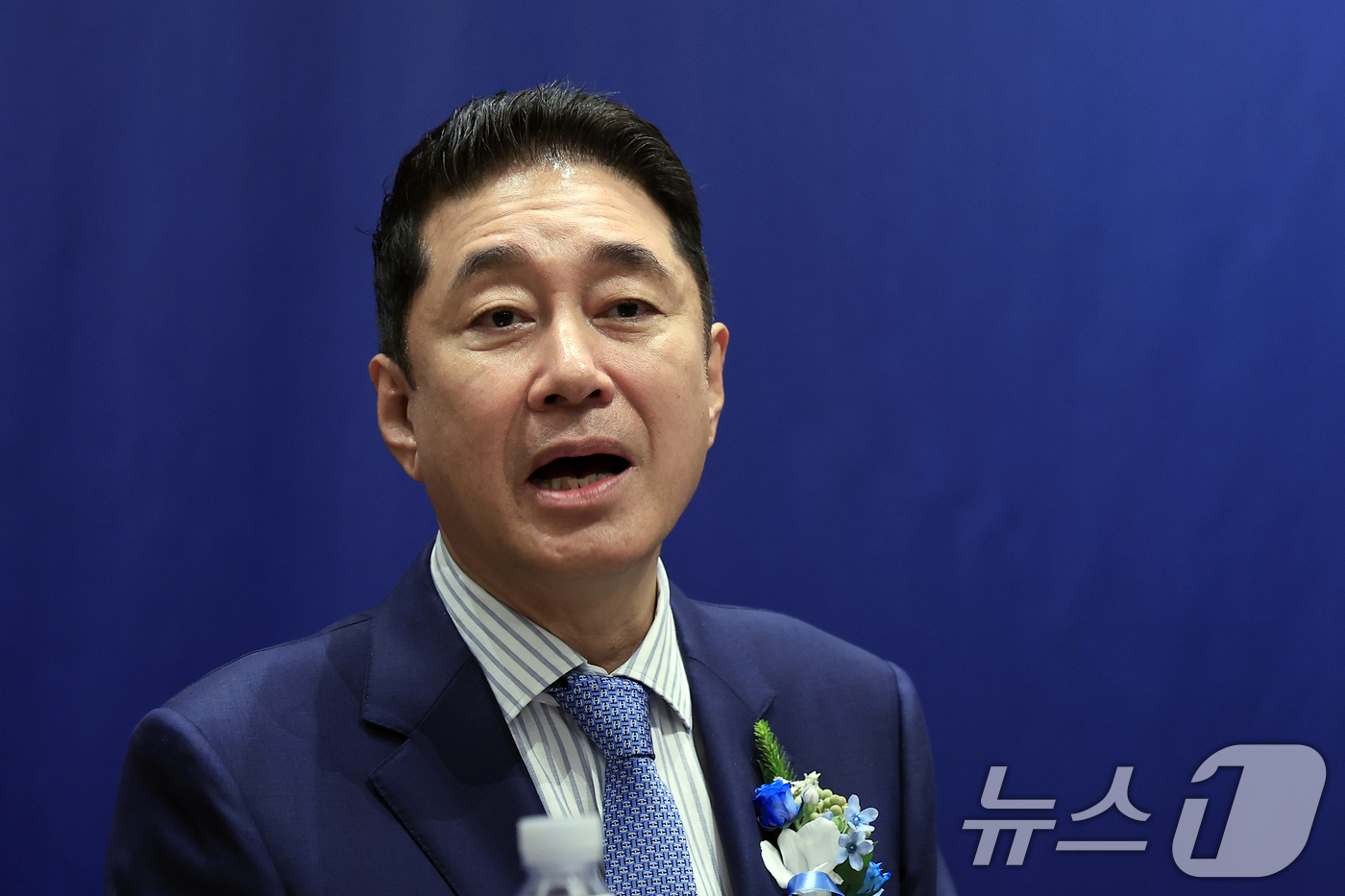 (서울=뉴스1) 박정호 기자 = 이호진 한국배구연맹 신임 총재가 3일 오전 서울시 용산구 그랜드 하얏트 서울  남산 I룸에서 열린 한국배구연맹 총재 이·취임식 기자회견에서 인사말을 …