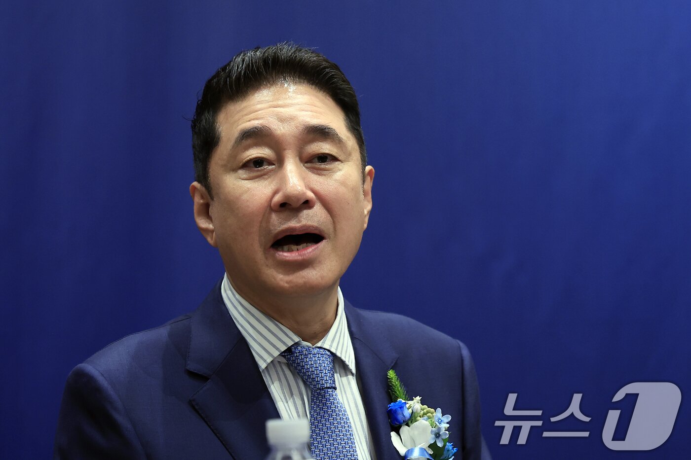 본문 이미지 - 이호진 한국배구연맹 신임 총재가 3일 오전 서울시 용산구 그랜드 하얏트 서울 남산 I룸에서 열린 한국배구연맹 총재 이·취임식 기자회견에서 인사말을 하고 있다. 2026.7.3 ⓒ 뉴스1 박정호 기자