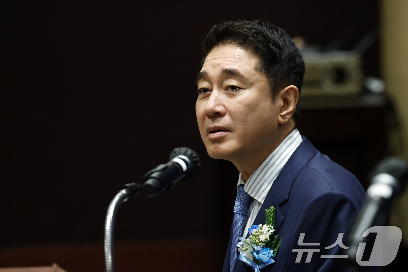 (서울=뉴스1) 박정호 기자 = 이호진 한국배구연맹 신임 총재가 3일 오전 서울시 용산구 그랜드 하얏트 서울  남산 I룸에서 열린 한국배구연맹 총재 이·취임식 기자회견에서 취재진의 …