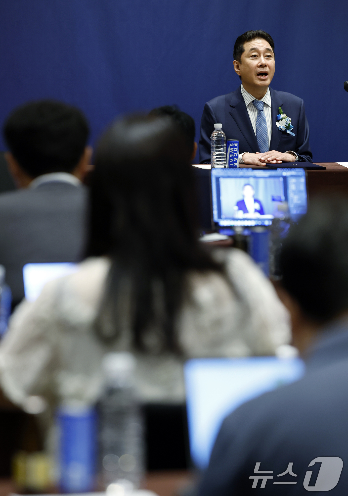 (서울=뉴스1) 박정호 기자 = 이호진 한국배구연맹 신임 총재가 3일 오전 서울시 용산구 그랜드 하얏트 서울  남산 I룸에서 열린 한국배구연맹 총재 이·취임식 기자회견에서 취재진의 …