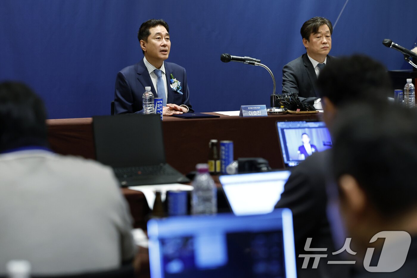 본문 이미지 - 이호진 한국배구연맹 신임 총재가 3일 오전 서울시 용산구 그랜드 하얏트 서울 남산 I룸에서 열린 한국배구연맹 총재 이·취임식 기자회견에서 취재진의 질문에 답하고 있다. 2026.7.3 ⓒ 뉴스1 박정호 기자