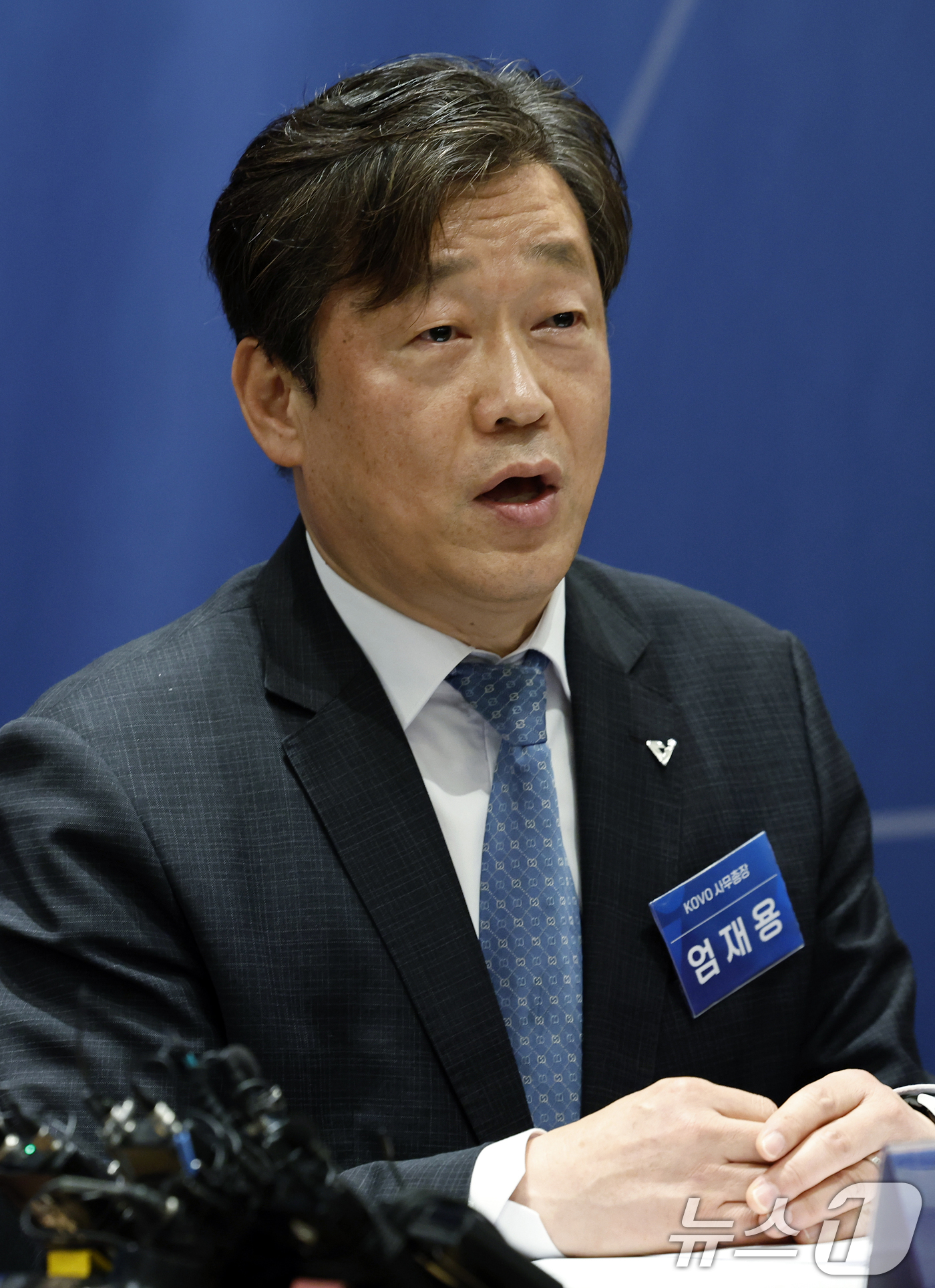 (서울=뉴스1) 박정호 기자 = 엄재용 한국배구연맹 사무총장이 3일 오전 서울시 용산구 그랜드 하얏트 서울  남산 I룸에서 열린 한국배구연맹 총재 이·취임식 기자회견에서 취재진의 …