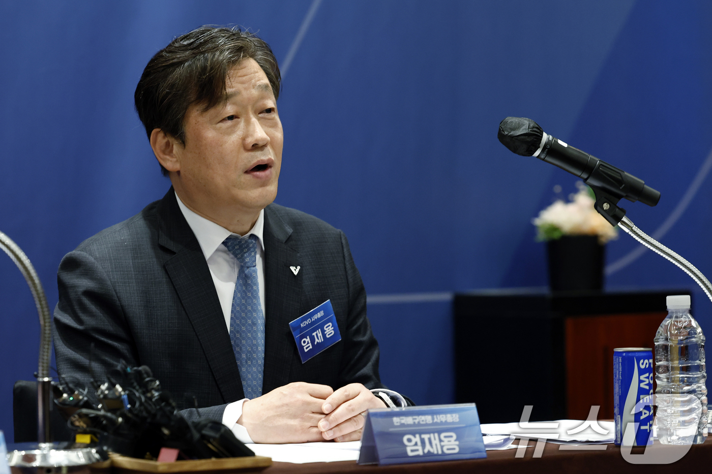 (서울=뉴스1) 박정호 기자 = 엄재용 한국배구연맹 사무총장이 3일 오전 서울시 용산구 그랜드 하얏트 서울  남산 I룸에서 열린 한국배구연맹 총재 이·취임식 기자회견에서 취재진의 …