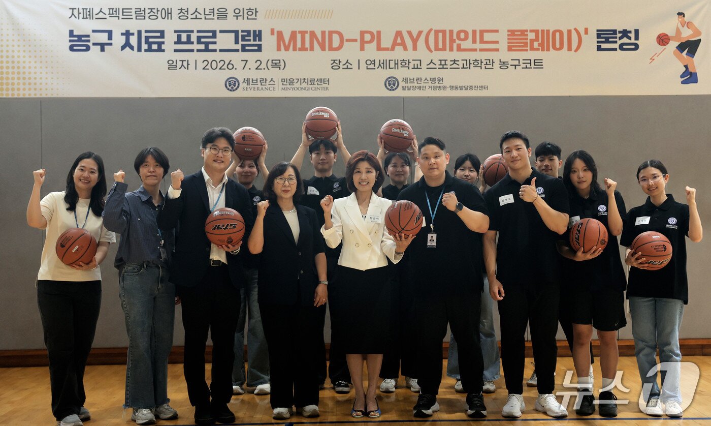 본문 이미지 - 천근아 세브란스병원 민윤기치료센터 소장(가운데)과 센터 관계자, 자원봉사자들이 기념사진을 촬영하고 있다.(연세대 세브란스병원 제공)
