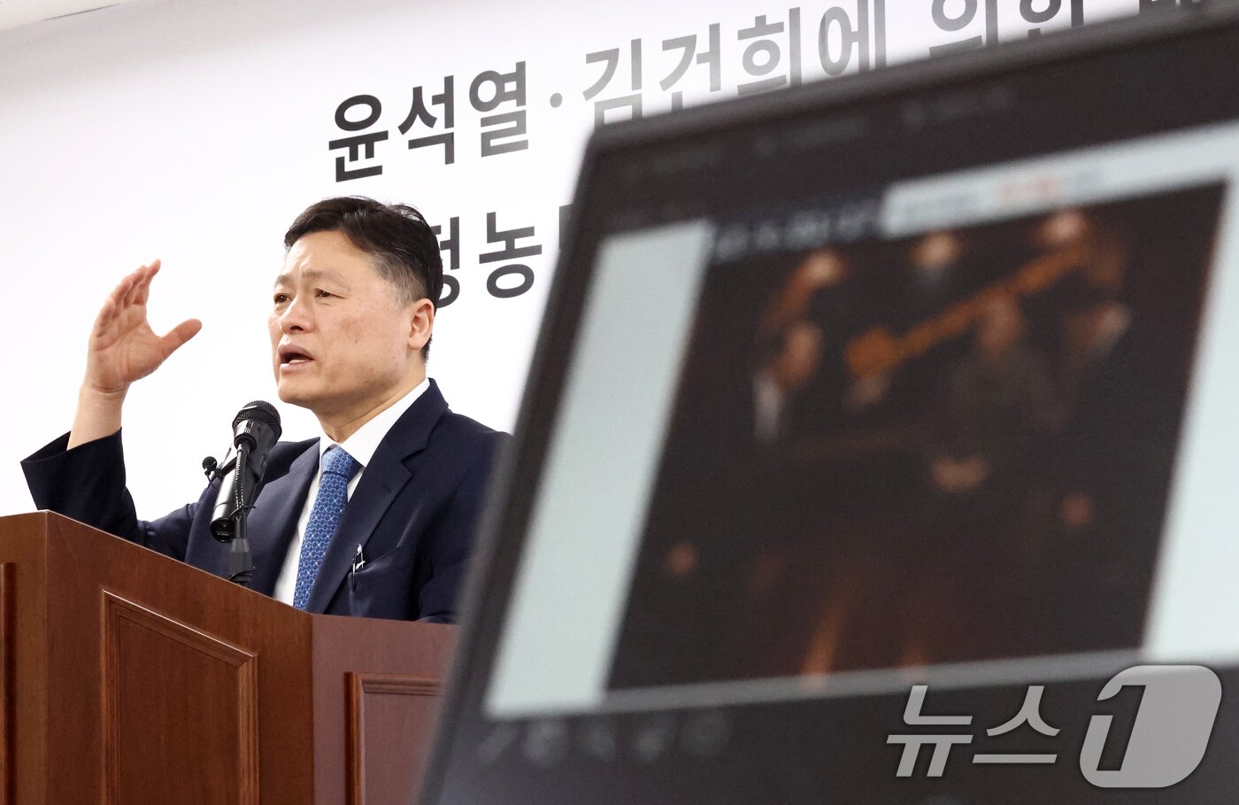 본문 이미지 - 2차 종합특검팀 김정민 특검보가 3일 오전 경기 과천시 2차 종합특검 사무실에서 브리핑을 하고 있다. 2026.7.3 ⓒ 뉴스1 최지환 기자