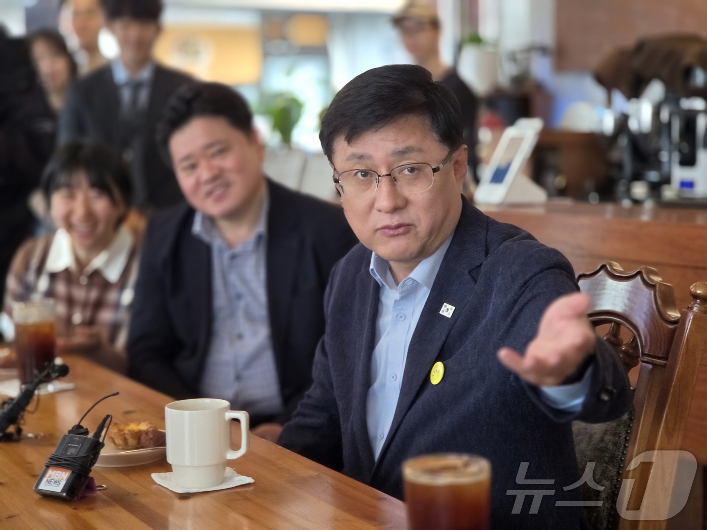 (서울=뉴스1) 황덕현 기후환경전문기자 = 김성환 기후에너지환경부 장관이 3일 서울 영등포구 소재 카페에서 '세계 일회용 비닐봉투 없는 날'을 맞이해 '1회용품 줄인가게'를 신규 …