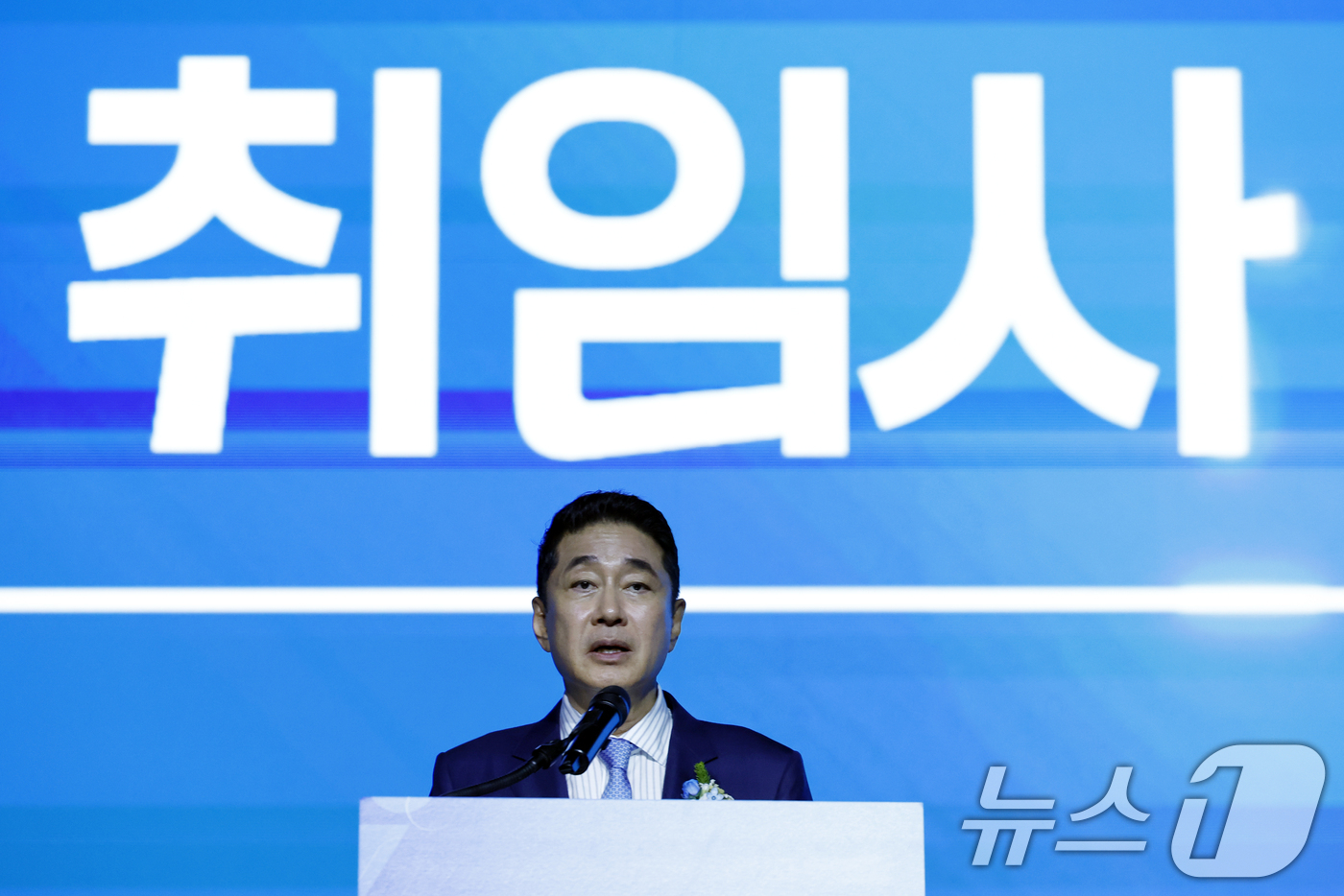 (서울=뉴스1) 박정호 기자 = 이호진 한국배구연맹 신임 총재가 3일 오전 서울시 용산구 그랜드 하얏트 서울 그랜드볼룸에서 열린 한국배구연맹 총재 이·취임식에서 취임사를 하고 있다 …