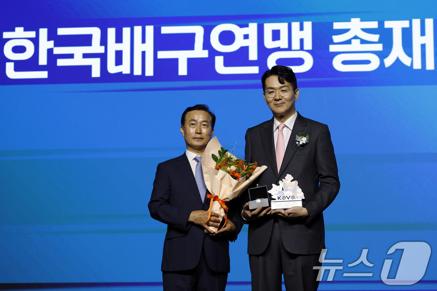 (서울=뉴스1) 박정호 기자 = 조원태 한국배구연맹 이임 총재가 3일 오전 서울시 용산구 그랜드 하얏트 서울 그랜드볼룸에서 열린 한국배구연맹 총재 이·취임식에서 감사패와 기념품을 …