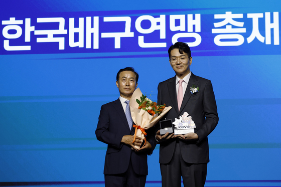 한국배구연맹 총재에서 내려오는 조원태 총재