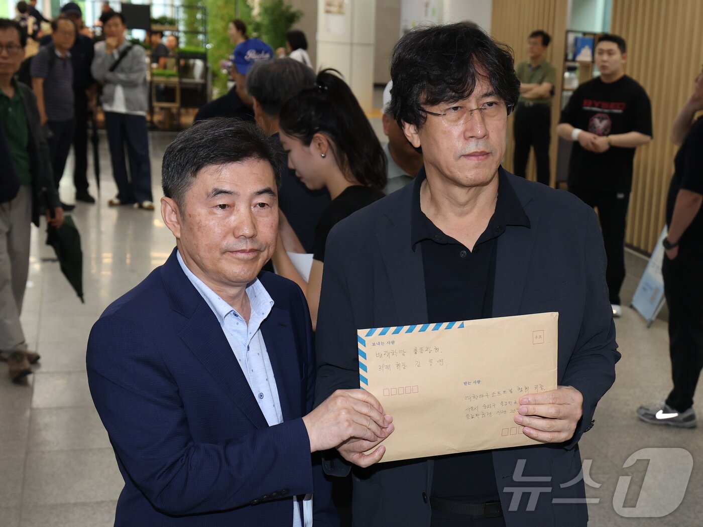 본문 이미지 - 김동연 배재학당 총동창회장(오른쪽)이 3일 서울 송파구 올림픽회관에서 배재고 야구부의 5·18 민주화운동 폄훼 논란과 관련해 대한야구소프트볼협회에 제출할 대국민 탄원서를 들어 보이고 있다. 2026.7.3 ⓒ 뉴스1 이종수 기자