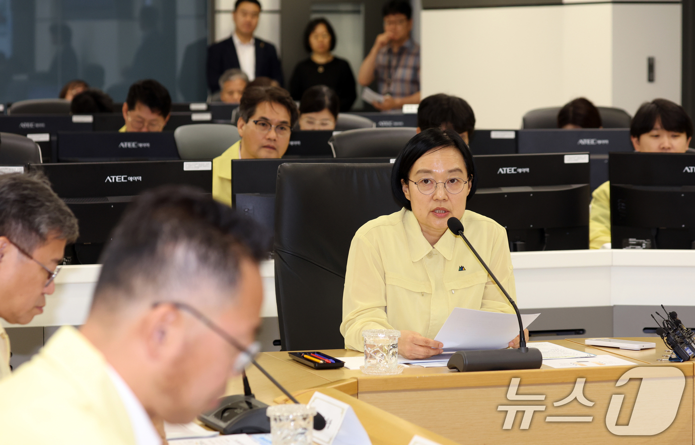 (서울=뉴스1) 김명섭 기자 = 한성숙 국무총리가 3일 오전 서울시 동작구 한강홍수통제소 상황실에서 장마대비 홍수 대응체계 현장점검을 하고 있다. 2026.7.3/뉴스1