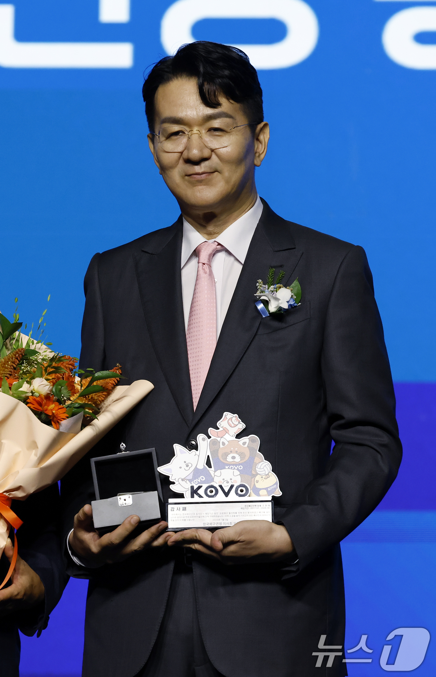 (서울=뉴스1) 박정호 기자 = 조원태 한국배구연맹 이임 총재가 3일 오전 서울시 용산구 그랜드 하얏트 서울 그랜드볼룸에서 열린 한국배구연맹 총재 이·취임식에서 감사패와 기념품을 …