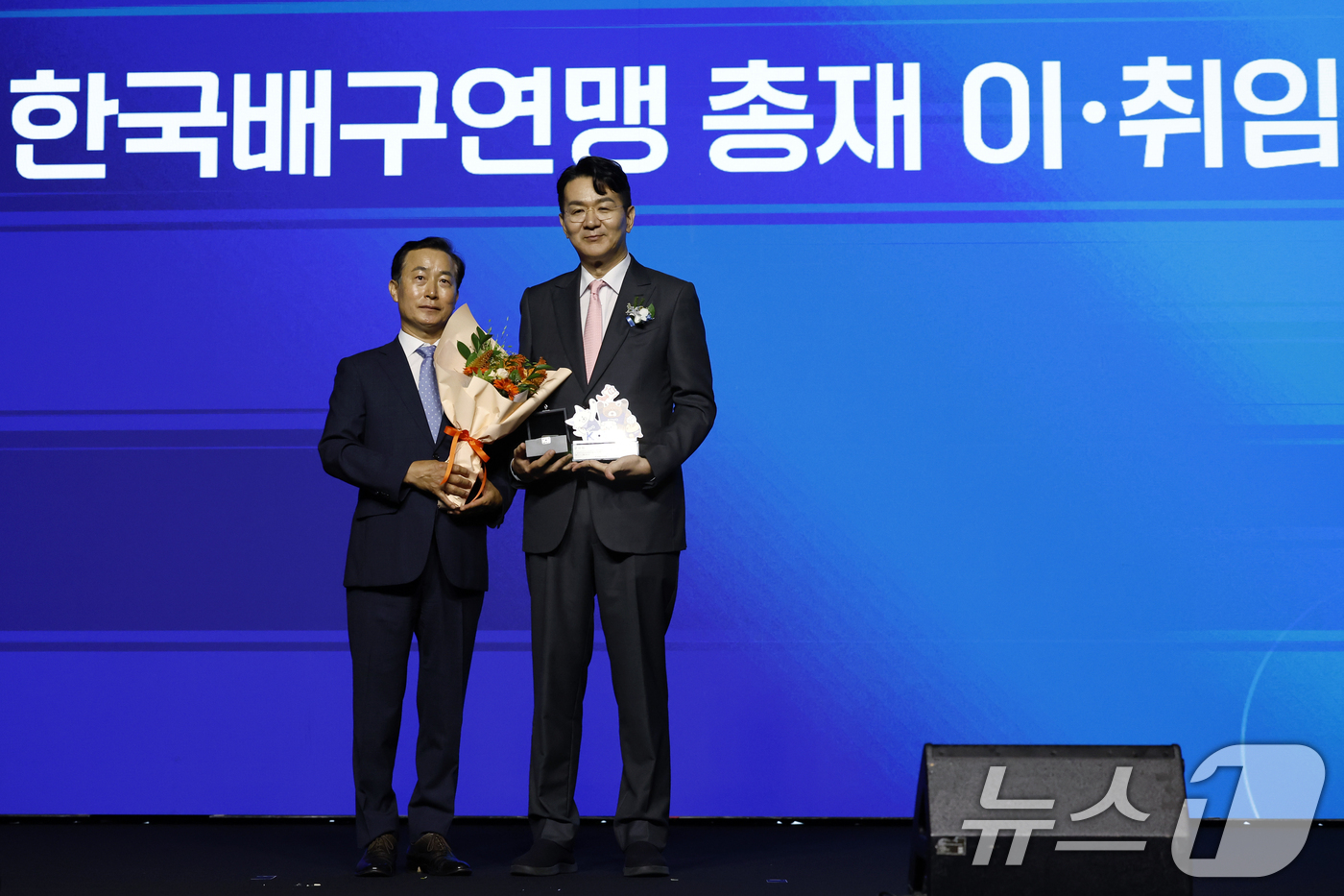(서울=뉴스1) 박정호 기자 = 조원태 한국배구연맹 이임 총재가 3일 오전 서울시 용산구 그랜드 하얏트 서울 그랜드볼룸에서 열린 한국배구연맹 총재 이·취임식에서 감사패와 기념품을 …