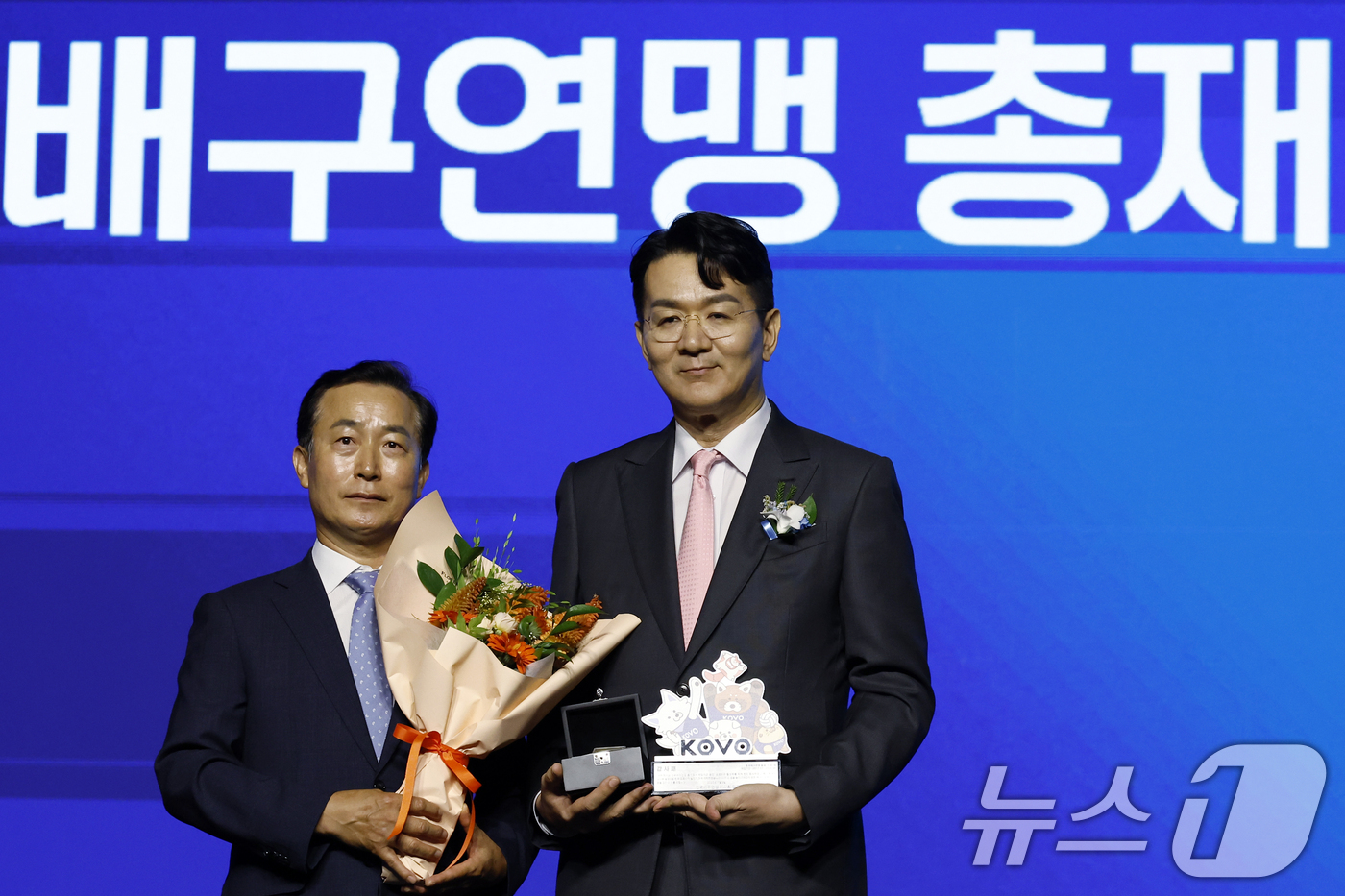 (서울=뉴스1) 박정호 기자 = 조원태 한국배구연맹 이임 총재가 3일 오전 서울시 용산구 그랜드 하얏트 서울 그랜드볼룸에서 열린 한국배구연맹 총재 이·취임식에서 감사패와 기념품을 …