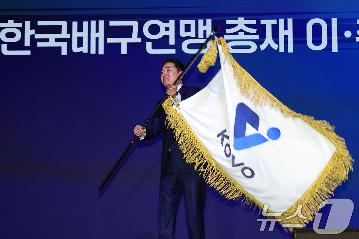 (서울=뉴스1) 박정호 기자 = 이호진 한국배구연맹 신임 총재가 3일 오전 서울시 용산구 그랜드 하얏트 서울 그랜드볼룸에서 열린 한국배구연맹 총재 이·취임식에서 조원태 이임 총재에 …