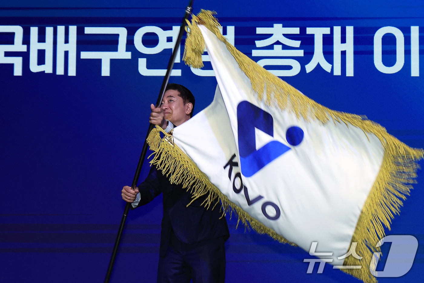 (서울=뉴스1) 박정호 기자 = 이호진 한국배구연맹 신임 총재가 3일 오전 서울시 용산구 그랜드 하얏트 서울 그랜드볼룸에서 열린 한국배구연맹 총재 이·취임식에서 조원태 이임 총재에 …