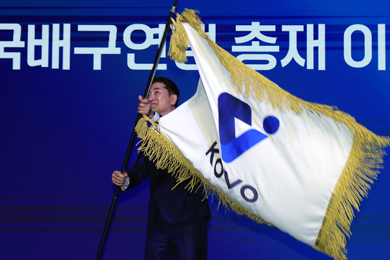 전달 받은 연맹기 흔드는 이호진 총재