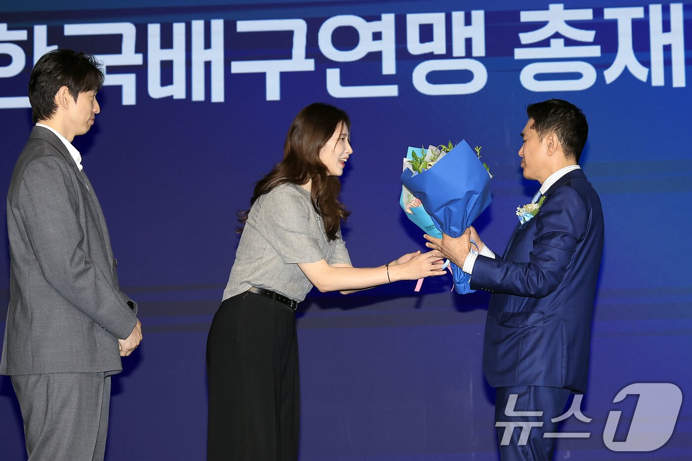 본문 이미지 - 이호진 한국배구연맹 신임 총재가 3일 오전 서울시 용산구 그랜드 하얏트 서울 그랜드볼룸에서 열린 한국배구연맹 총재 이·취임식에서 한선수, 김수지 선수에게 축하 꽃다발을 받고 있다. 2026.7.3 ⓒ 뉴스1 박정호 기자