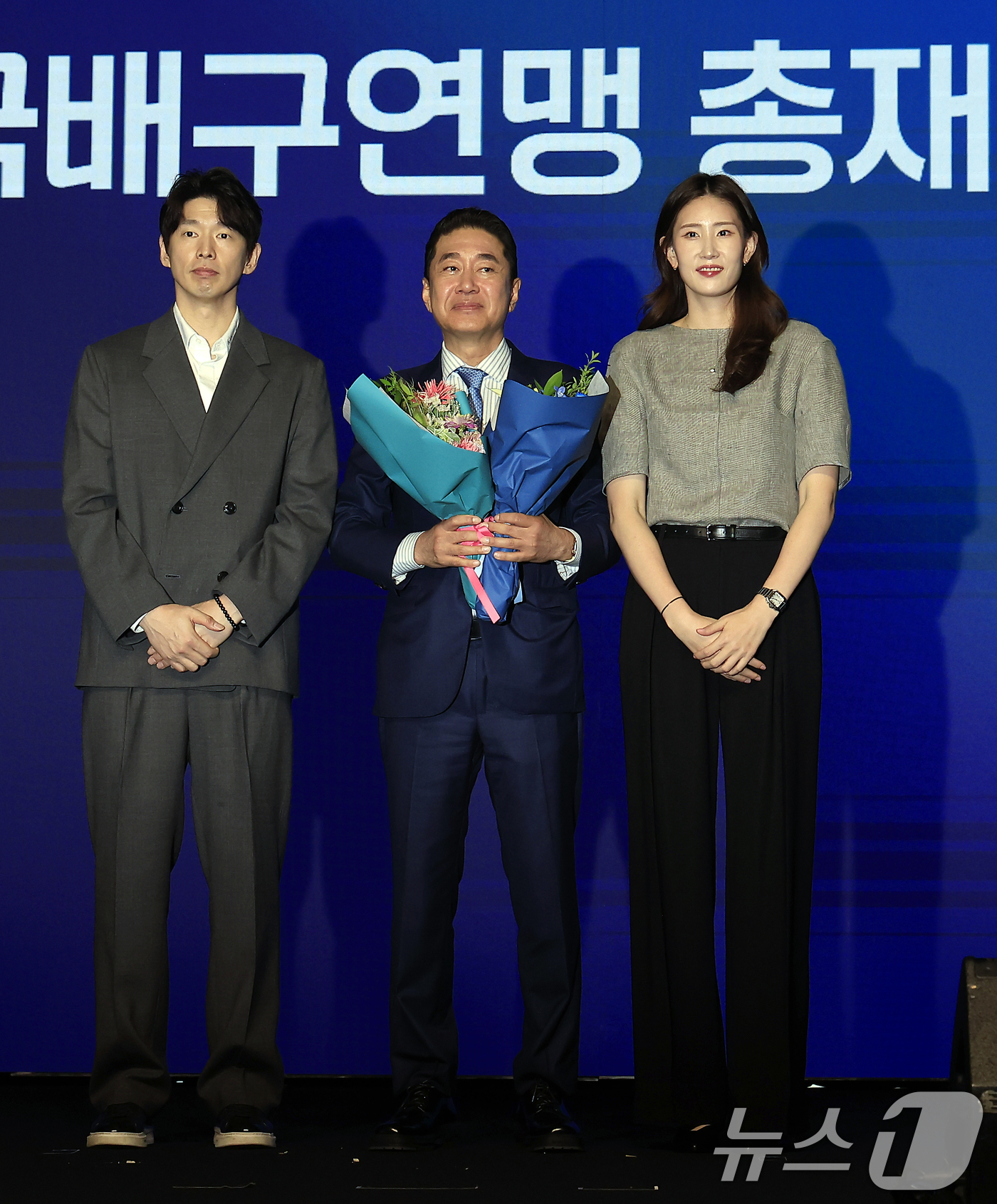 (서울=뉴스1) 박정호 기자 = 이호진 한국배구연맹 신임 총재가 3일 오전 서울시 용산구 그랜드 하얏트 서울 그랜드볼룸에서 열린 한국배구연맹 총재 이·취임식에서 한선수, 김수지 선 …