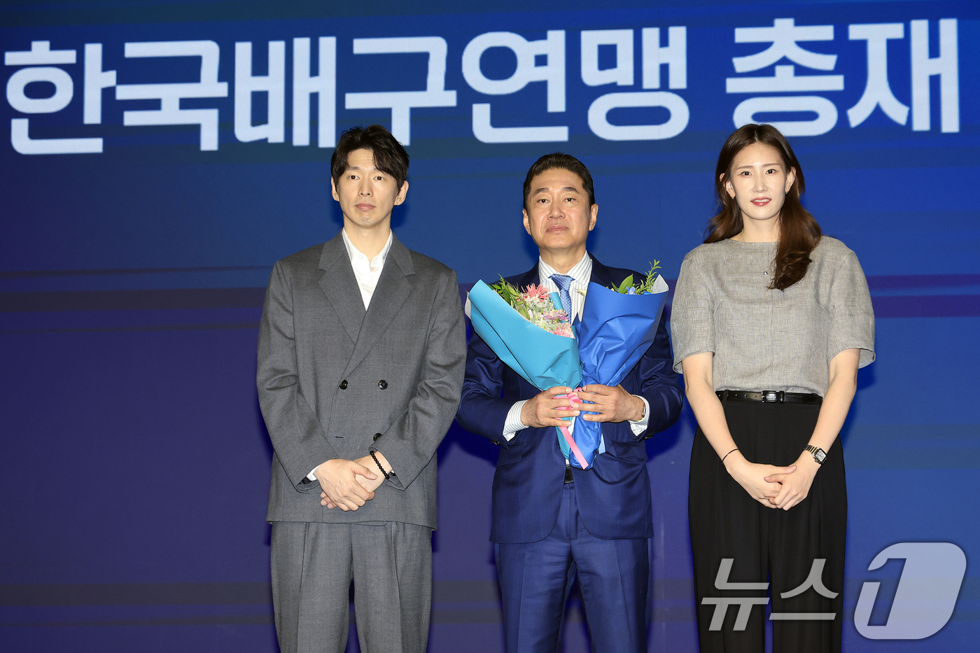 (서울=뉴스1) 박정호 기자 = 이호진 한국배구연맹 신임 총재가 3일 오전 서울시 용산구 그랜드 하얏트 서울 그랜드볼룸에서 열린 한국배구연맹 총재 이·취임식에서 한선수, 김수지 선 …