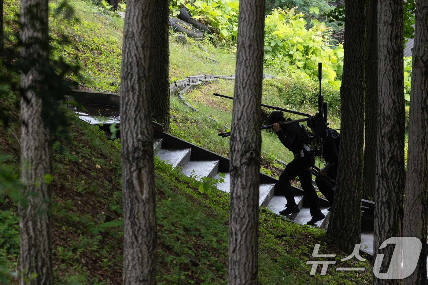 본문 이미지 - 3일 서초구 서울경찰특공대에서 제20회 경찰특공대 전술평가대회에 참가한 대원들이 가상 도심 인질테러 상황을 가정, 사격장으로 향하고 있다. 2026.7.3 ⓒ 뉴스1 안은나 기자