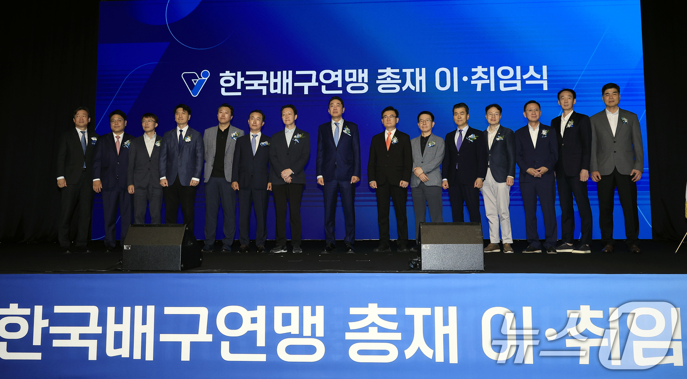 (서울=뉴스1) 박정호 기자 = 이호진 한국배구연맹 신임 총재가 3일 오전 서울시 용산구 그랜드 하얏트 서울 그랜드볼룸에서 열린 한국배구연맹 총재 이·취임식에서 V리그 구단주들과 …