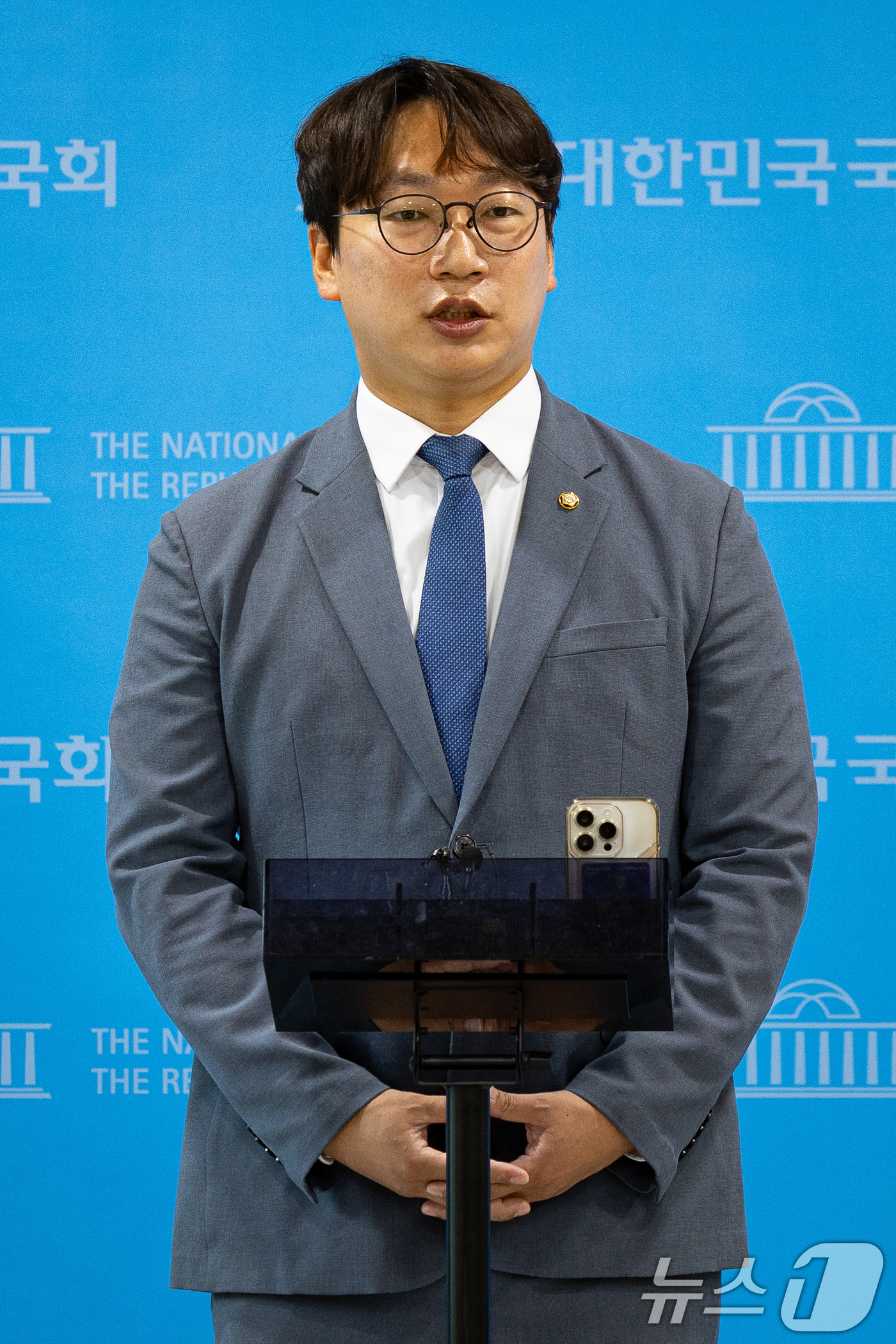 (서울=뉴스1) 유승관 기자 = 모경종 더불어민주당 전국청년위원장이 3일 서울 여의도 국회 소통관에서 정년 연장 관련 기자회견 후 취재진 질문에 답하고 있다. 2026.7.3/뉴스 …