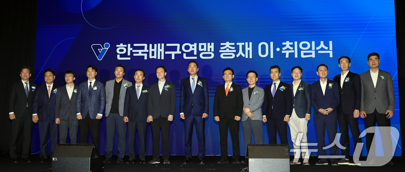 (서울=뉴스1) 박정호 기자 = 이호진 한국배구연맹 신임 총재가 3일 오전 서울시 용산구 그랜드 하얏트 서울 그랜드볼룸에서 열린 한국배구연맹 총재 이·취임식에서 V리그 구단주들과 …