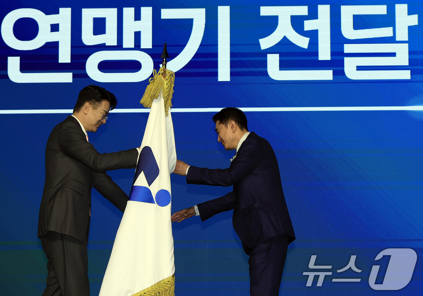 (서울=뉴스1) 박정호 기자 = 이호진 한국배구연맹 신임 총재가 3일 오전 서울시 용산구 그랜드 하얏트 서울 그랜드볼룸에서 열린 한국배구연맹 총재 이·취임식에서 조원태 이임 총재에 …