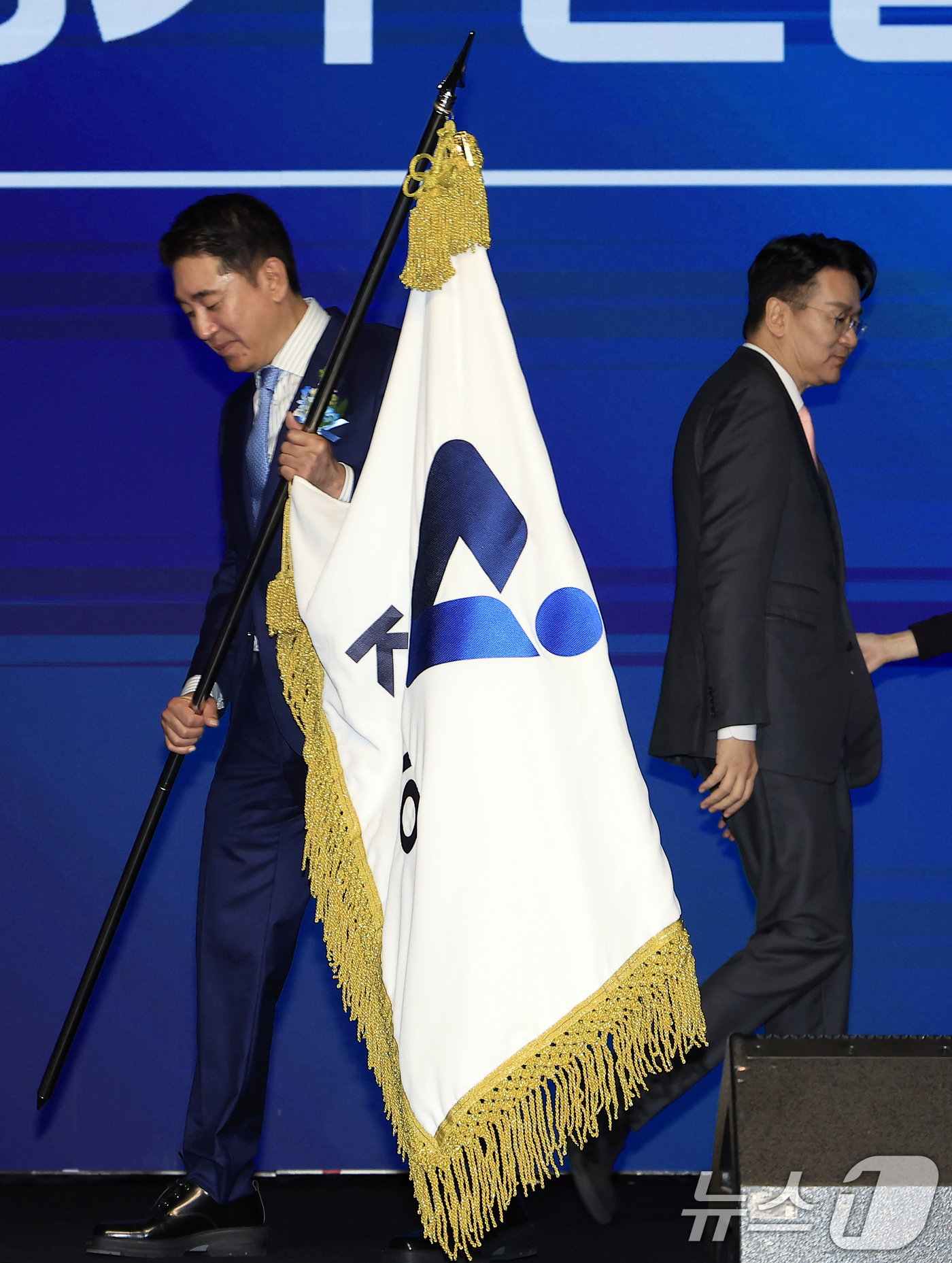 (서울=뉴스1) 박정호 기자 = 이호진 한국배구연맹 신임 총재가 3일 오전 서울시 용산구 그랜드 하얏트 서울 그랜드볼룸에서 열린 한국배구연맹 총재 이·취임식에서 조원태 이임 총재에 …