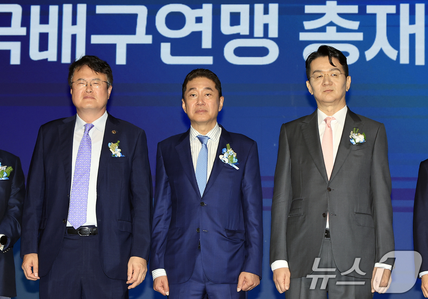(서울=뉴스1) 박정호 기자 = 이호진 한국배구연맹 신임 총재가 3일 오전 서울시 용산구 그랜드 하얏트 서울 그랜드볼룸에서 열린 한국배구연맹 총재 이·취임식에서 김대헌 문화체육관광 …