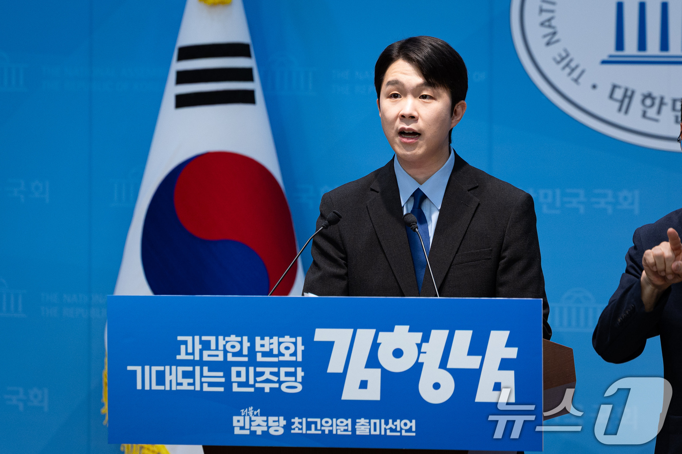 (서울=뉴스1) 유승관 기자 = 김형남 전 더불어민주당 서울시장 경선후보가 3일 서울 여의도 국회 소통관에서 최고위원 출마 선언 기자회견을 하고 있다. 2026.7.3/뉴스1