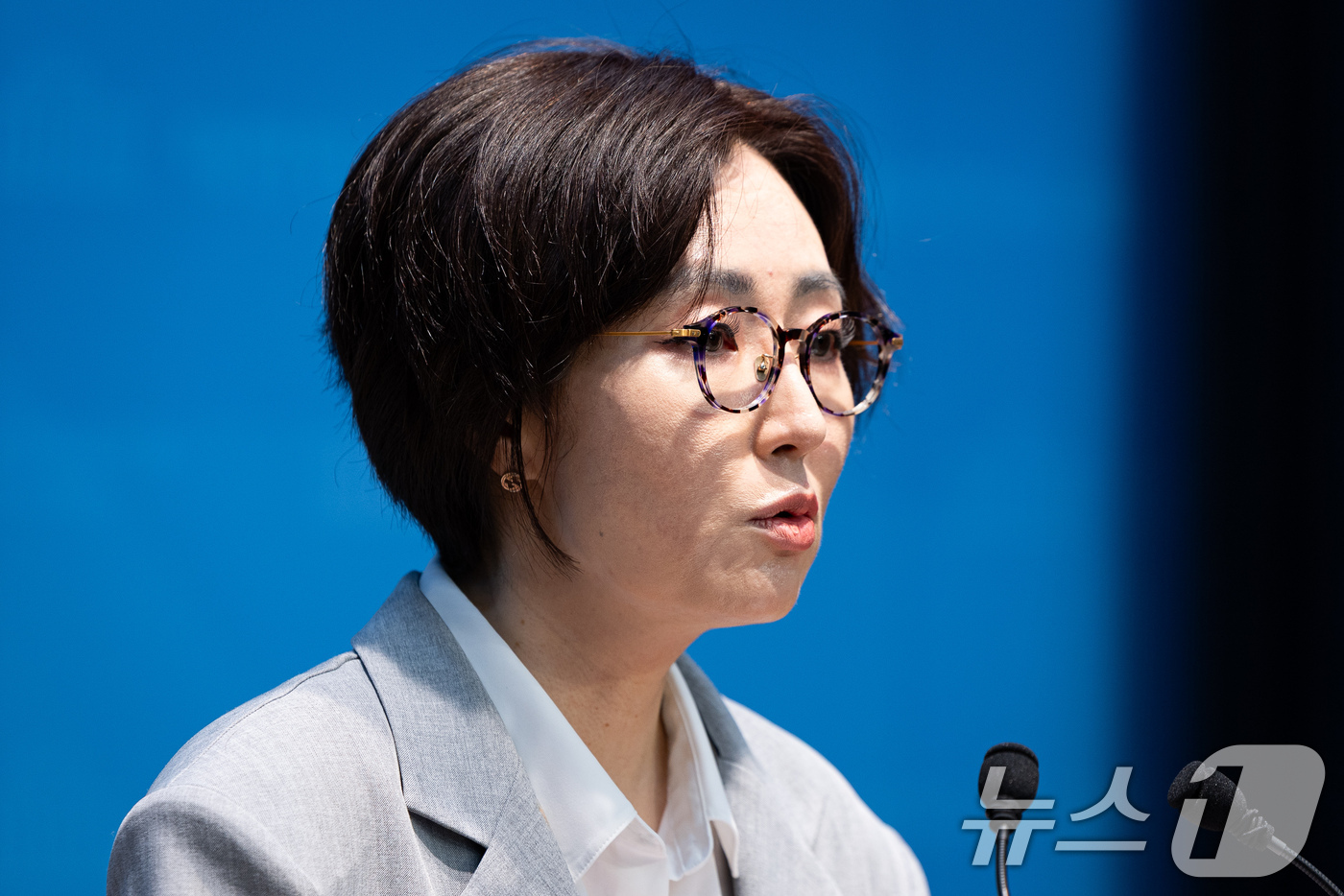(서울=뉴스1) 유승관 기자 = 전수미 더불어민주당 대변인이 3일 서울 여의도 국회 소통관에서 현안 브리핑을 하고 있다. 2026.7.3/뉴스1