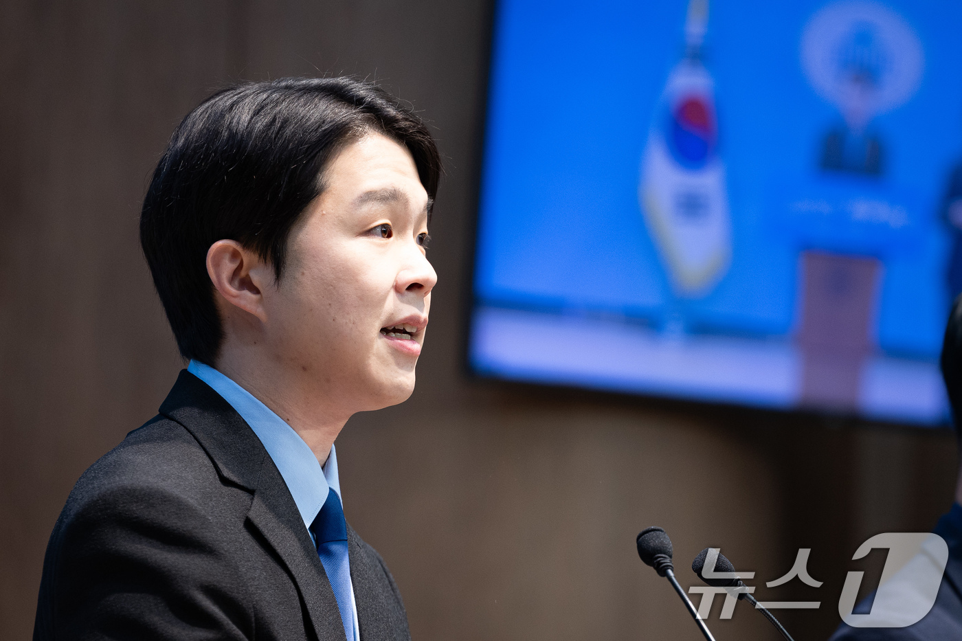 (서울=뉴스1) 유승관 기자 = 김형남 전 더불어민주당 서울시장 경선후보가 3일 서울 여의도 국회 소통관에서 최고위원 출마 선언 기자회견을 하고 있다. 2026.7.3/뉴스1