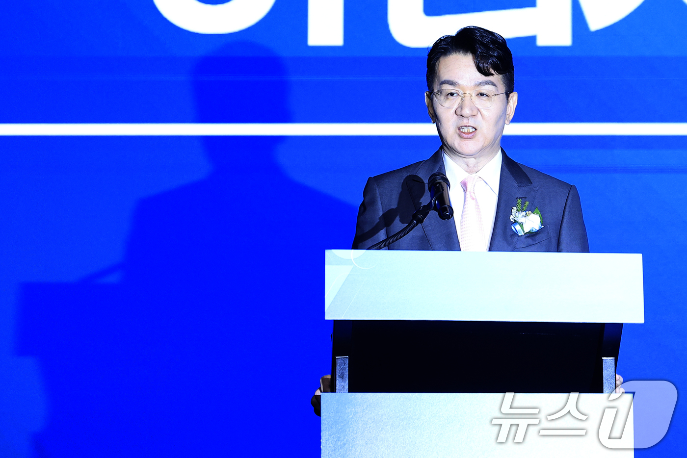 (서울=뉴스1) 박정호 기자 = 조원태 한국배구연맹 이임 총재가 3일 오전 서울시 용산구 그랜드 하얏트 서울 그랜드볼룸에서 열린 한국배구연맹 총재 이·취임식에서 이임사를 하고 있다 …
