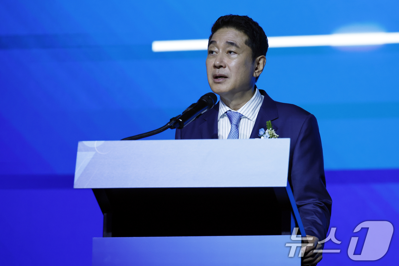 (서울=뉴스1) 박정호 기자 = 이호진 한국배구연맹 신임 총재가 3일 오전 서울시 용산구 그랜드 하얏트 서울 그랜드볼룸에서 열린 한국배구연맹 총재 이·취임식에서 취임사를 하고 있다 …