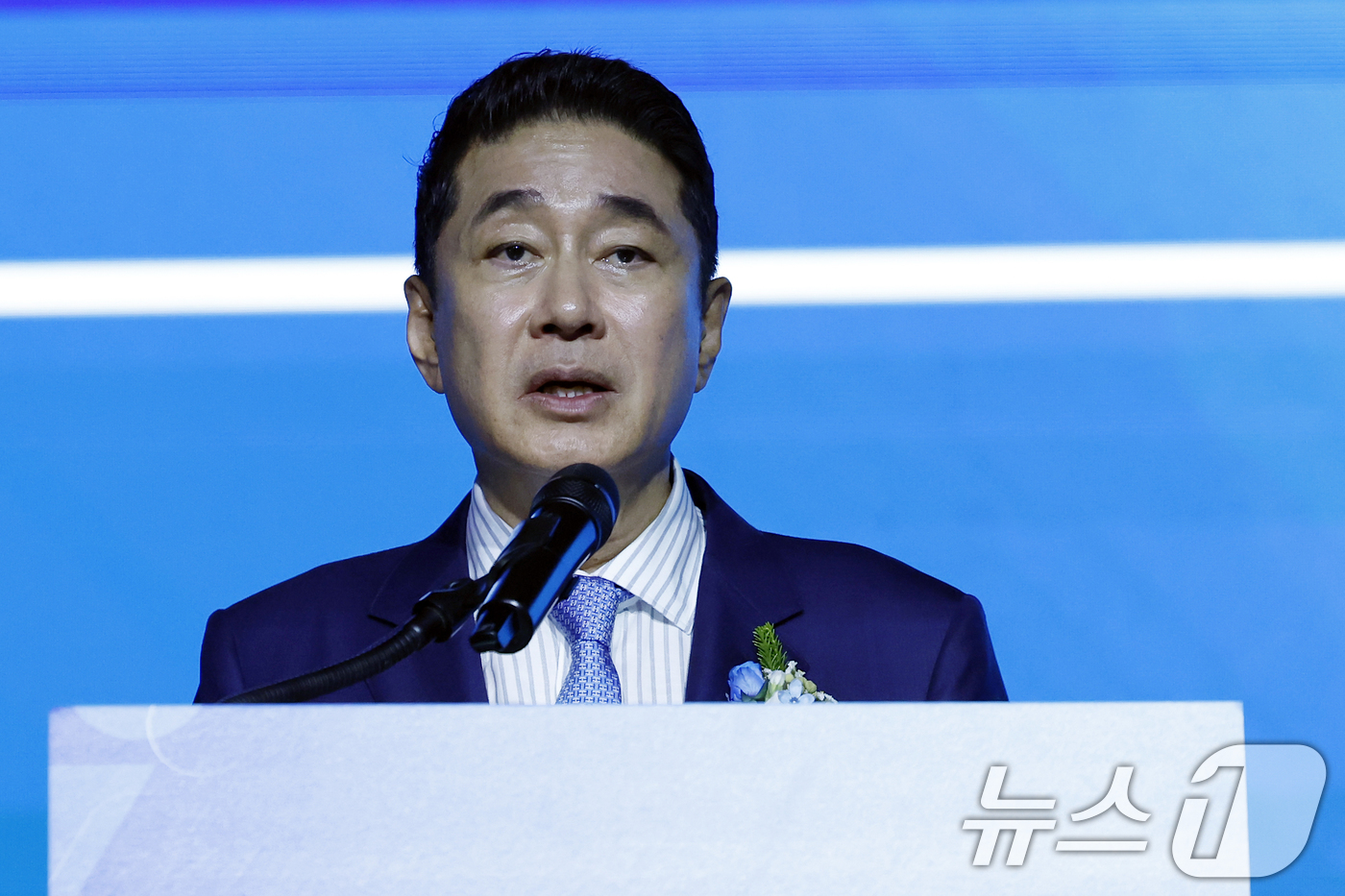 (서울=뉴스1) 박정호 기자 = 이호진 한국배구연맹 신임 총재가 3일 오전 서울시 용산구 그랜드 하얏트 서울 그랜드볼룸에서 열린 한국배구연맹 총재 이·취임식에서 취임사를 하고 있다 …