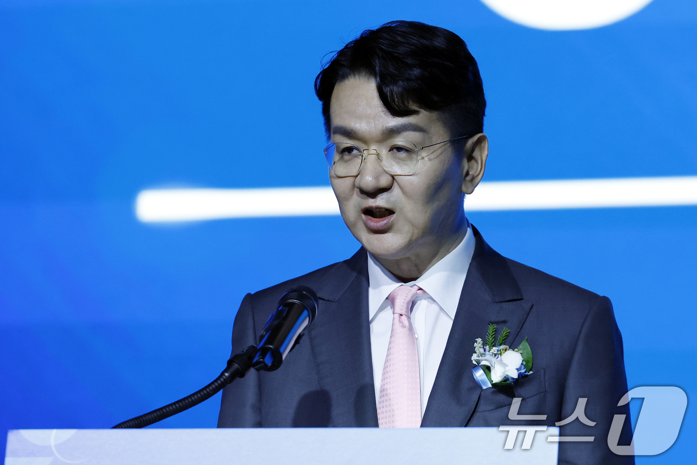 (서울=뉴스1) 박정호 기자 = 조원태 한국배구연맹 이임 총재가 3일 오전 서울시 용산구 그랜드 하얏트 서울 그랜드볼룸에서 열린 한국배구연맹 총재 이·취임식에서 이임사를 하고 있다 …