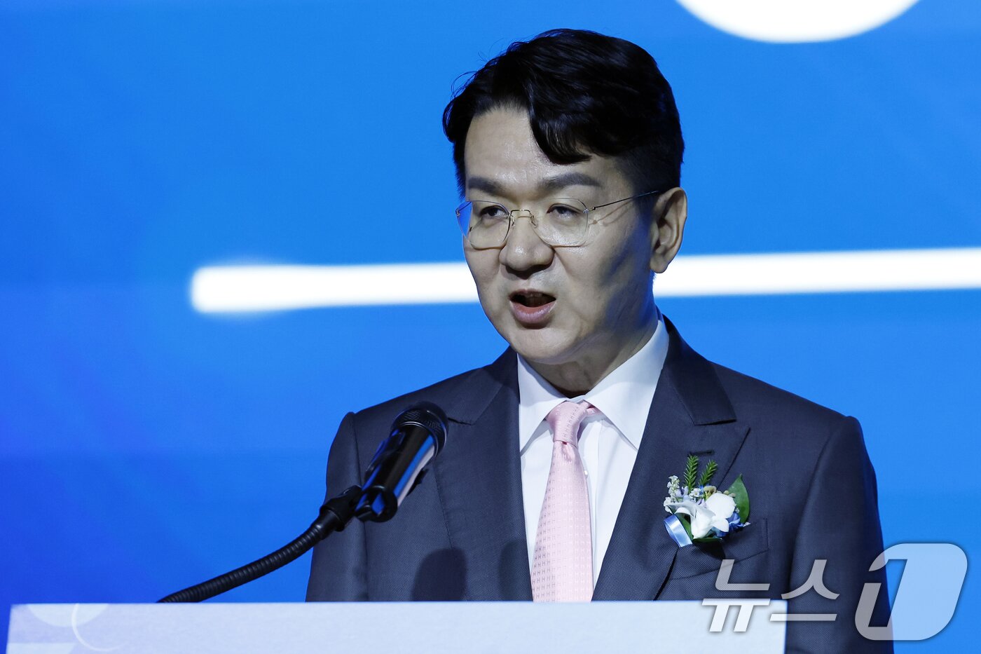 본문 이미지 - 조원태 한국배구연맹 이임 총재가 3일 오전 서울시 용산구 그랜드 하얏트 서울 그랜드볼룸에서 열린 한국배구연맹 총재 이·취임식에서 이임사를 하고 있다. 2026.7.3 ⓒ 뉴스1 박정호 기자