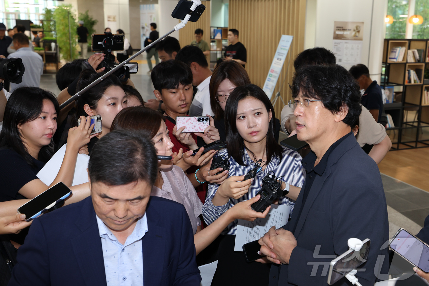 (서울=뉴스1) 이종수 기자 = 김동연 배재학당 총동창회장이 3일 서울 송파구 대한야구소프트볼협회가 위치한 올림픽회관에서 배재고 야구부의 5·18 민주화운동 폄훼 논란과 관련한 대 …