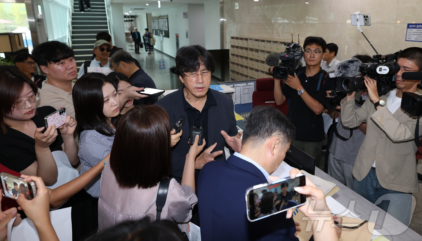 (서울=뉴스1) 이종수 기자 = 김동연 배재학당 총동창회장이 3일 서울 송파구 올림픽회관에서 배재고 야구부의 5·18 민주화운동 폄훼 논란과 관련한 대국민 탄원서를 제출한 뒤 취재 …