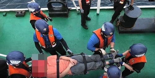 서귀포 해경, 해상 조업 중 발작 증세 외국인 선원 병원 이송