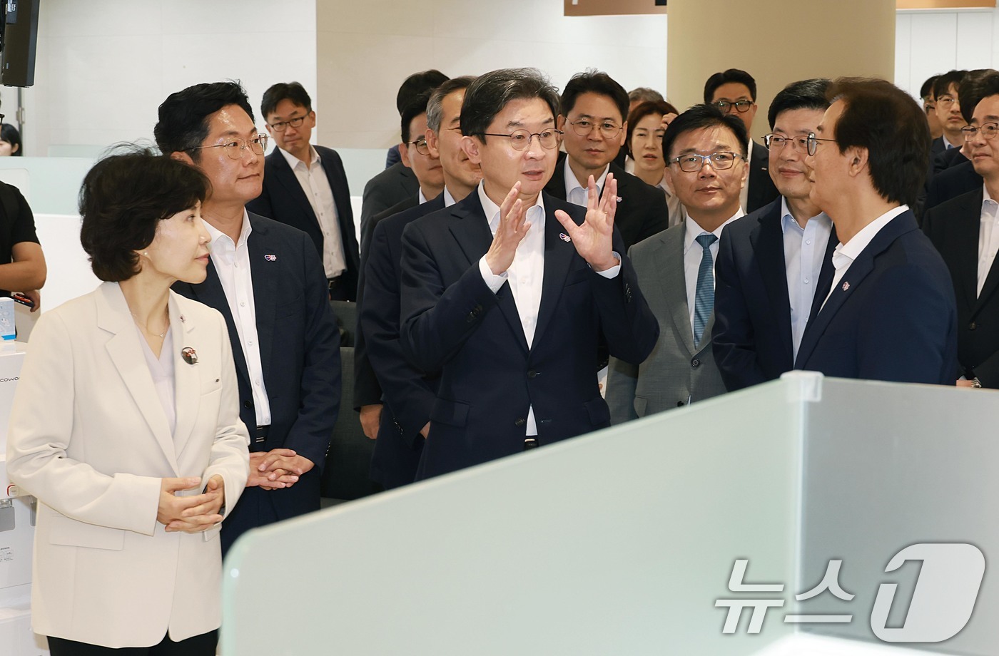 (서울=뉴스1) = 이억원 금융위원장이 3일 오전 부산 중구에 개소한 '부산 서민금융 복합지원센터'를 둘러보고 있다.부산복합지원센터에는 서민금융진흥원, 신용회복위원회, BNK부산은 …